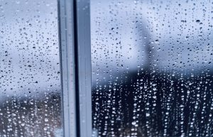 雨の日にむちうちの症状が悪化する理由は？自宅でできる対処法や予防について解説